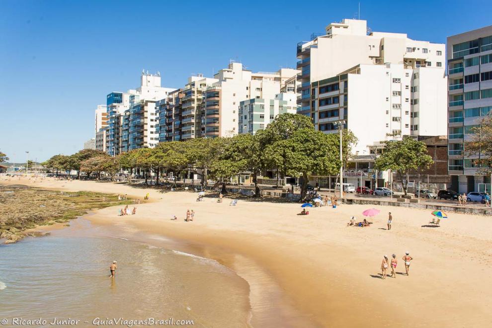 Imagem dos prédios na orla da Praia de Castanheiras em Guarapari.